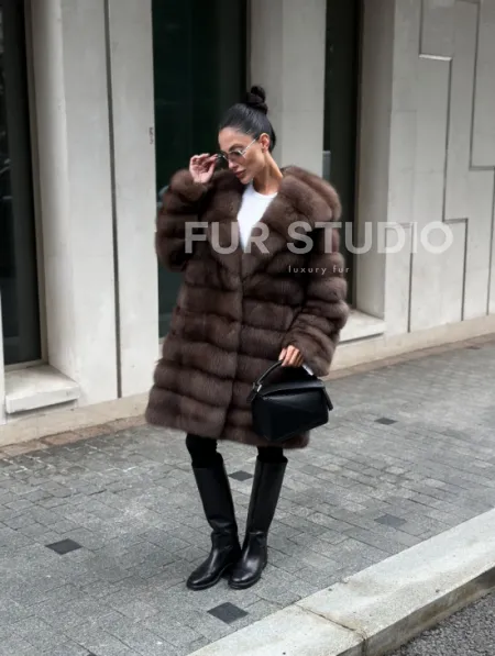 Шуба из меха куницы с капюшоном цвет трюфель - фото 11