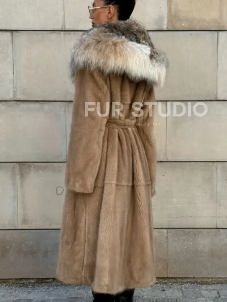Шуба из норки Caramel с капюшоном из меха рыси - фото 7