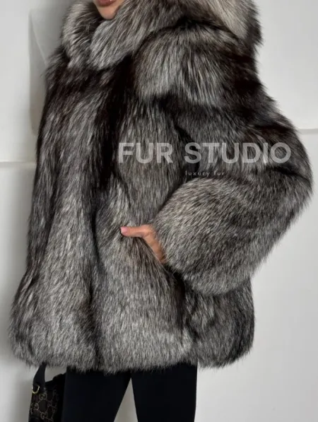 Полушубок из чернобурки с капюшоном цельные пластины - фото 1