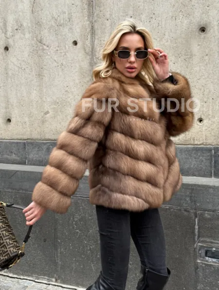 Полушубок из куницы с V-образным воротником - фото 7
