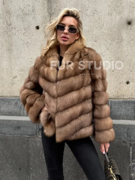 Полушубок из куницы с V-образным воротником - фото 3