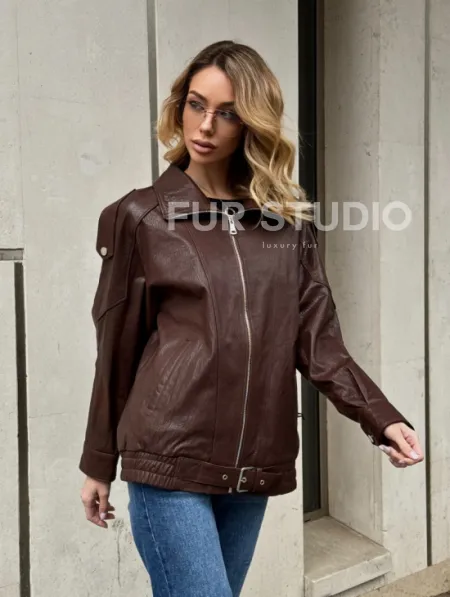 Коричневая кожаная курточка - бомбер на молнии - фото 11