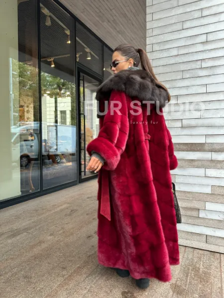 Длинная норковая шуба с капюшоном куница - фото 17