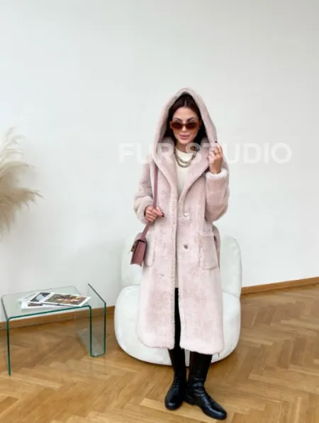 Шуба из натуральной шерсти с капюшоном под пояс - фото 5