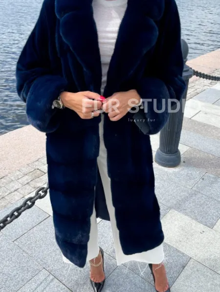 Шуба из плюшевой норки в цвете индиго - фото 2
