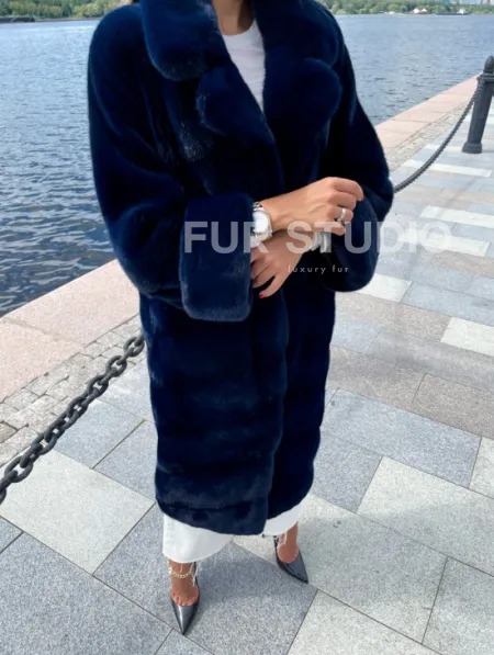 Шуба из плюшевой норки в цвете индиго - фото 3