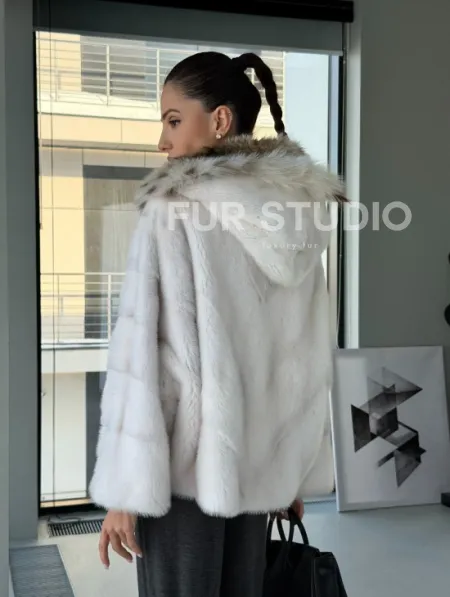 Белое норковое пончо-шуба с капюшоном из рыси - фото 15
