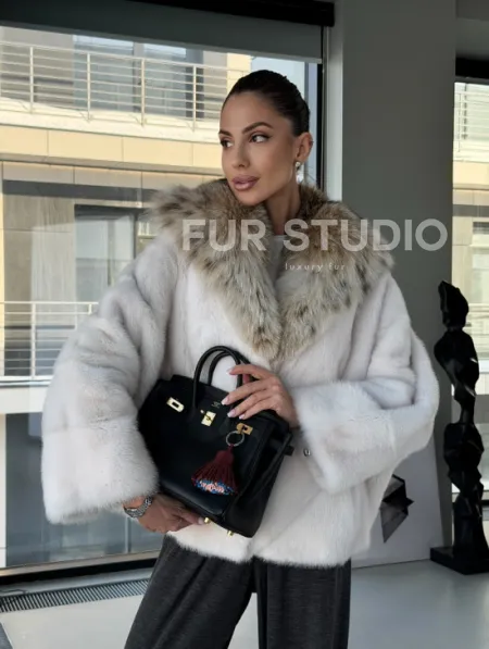 Белое норковое пончо-шуба с капюшоном из рыси - фото 18