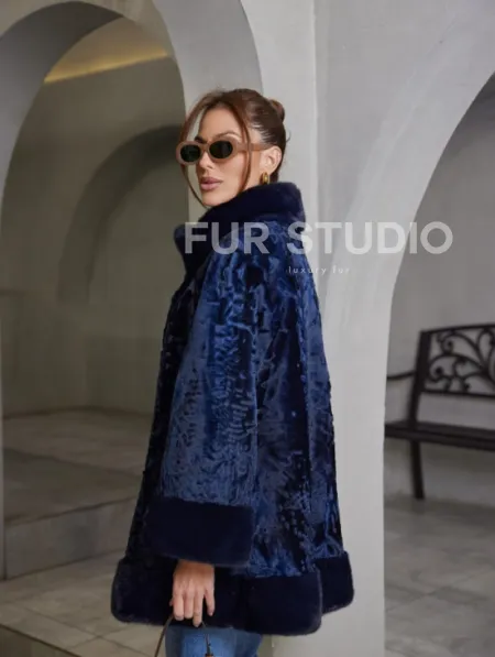 Шуба из каракульчи стойка воротник - цвет синий - фото 2