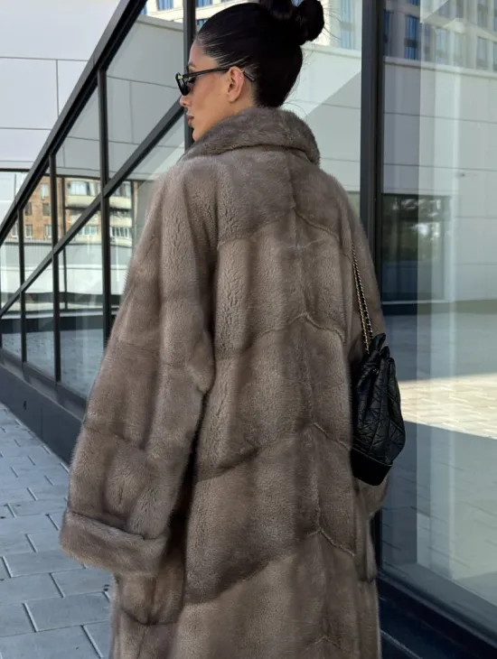 Шуба из меха норки в стиле «Oversize» - цвет сильвер - фото 4