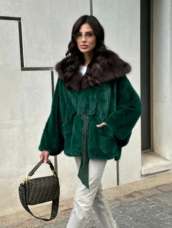 Шуба летучая мышь из норки с капюшоном из куницы - темный изумруд - фото 11