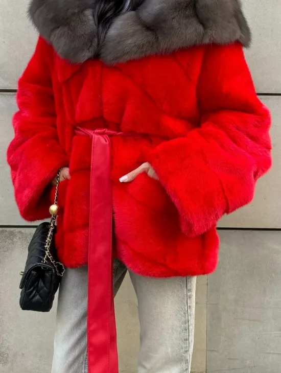 Полушубок из меха норки с капюшоном из куницы в карминовом цвете (красный) - фото 4
