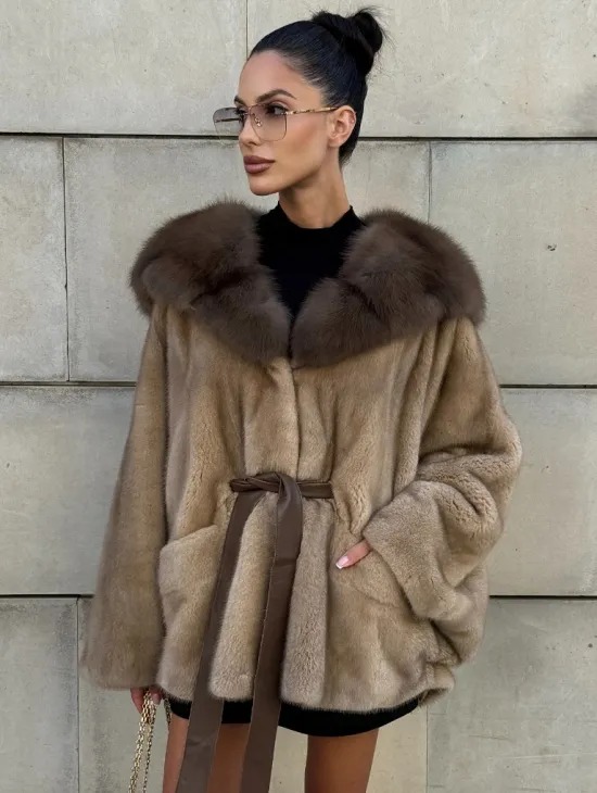 Шуба из аукционного меха норки NAFA MINK с капюшоном из куницы - фото 7