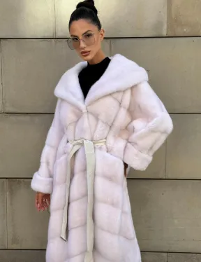 Шуба в диагональной выкладке меха норки White ice с капюшоном - фото 11