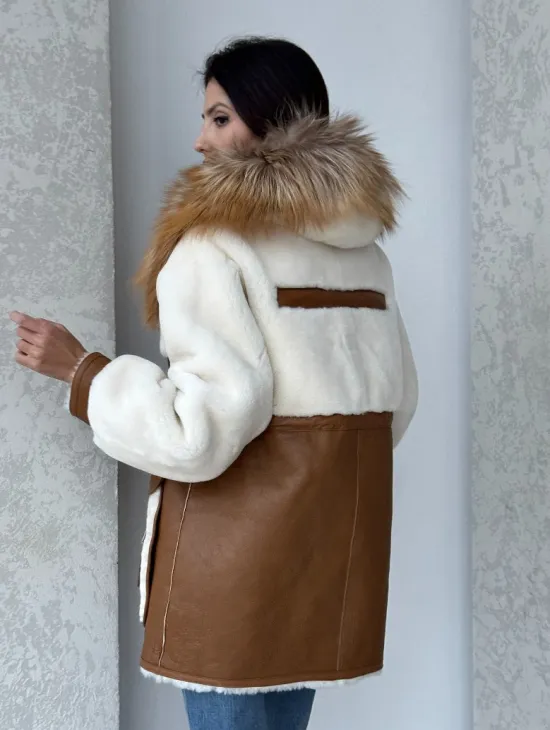 Модная натуральная дубленка из овчины, капюшон с отделкой из меха лисы - фото 3
