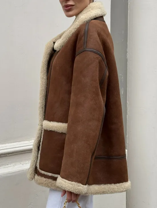 Современная коричневая дубленка из меха кёрли «Casual style» - фото 7