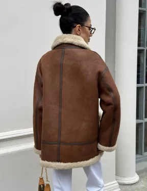 Современная коричневая дубленка из меха кёрли «Casual style» - фото 10