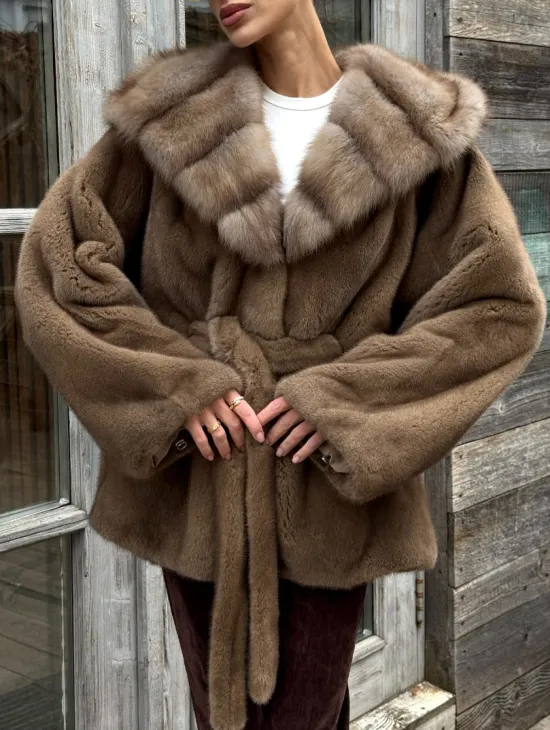 Шуба Luxury Fashion из плюшевой норки VELVET с капюшоном из меха куницы - фото 2