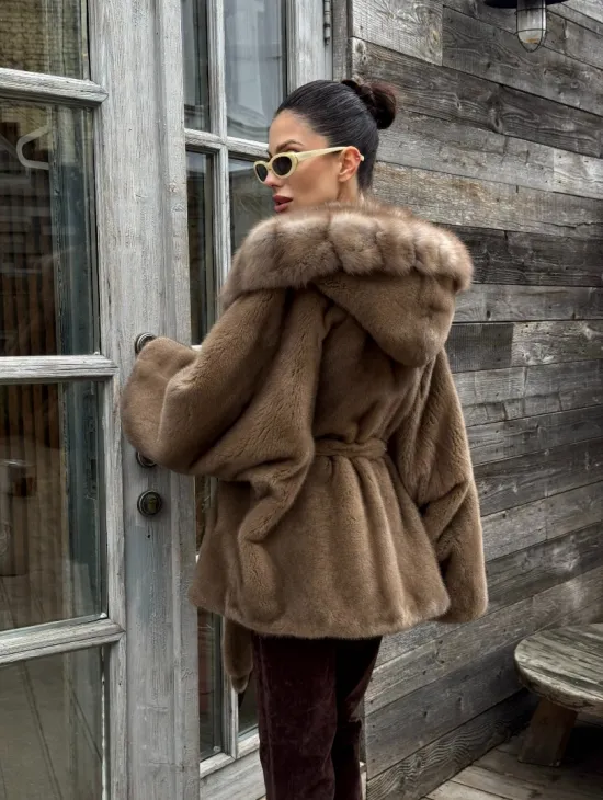 Шуба Luxury Fashion из плюшевой норки VELVET с капюшоном из меха куницы - фото 10