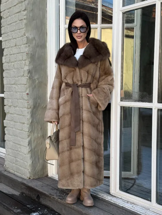 Женская удлиненная норковая шуба в цвете пастель с капюшоном из меха куницы - фото 4