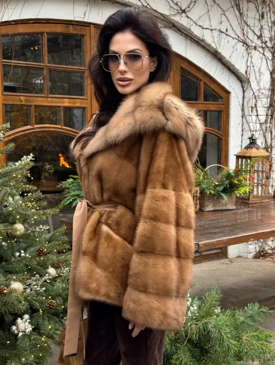 Норковое пончо-шуба в цвете золото с меховым капюшоном из куницы - фото 3