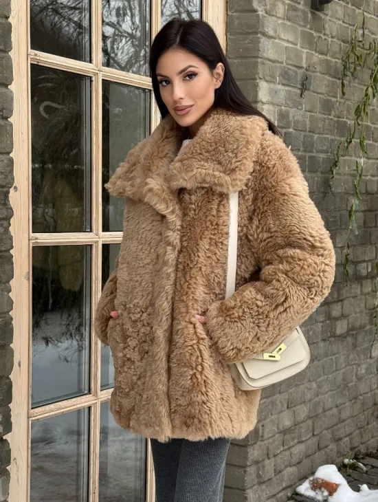 Шуба - дубленка из овчины в бежевом цвете - фото 8