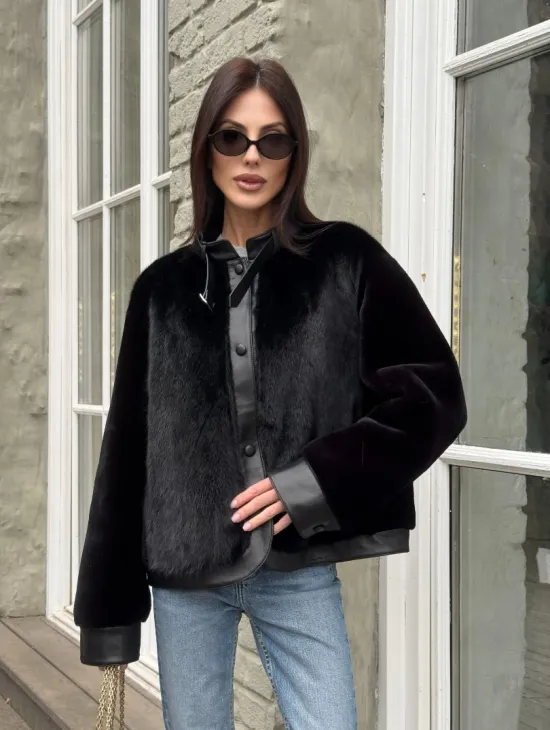 Куртка из мутона с мехом норки - черная - фото 4