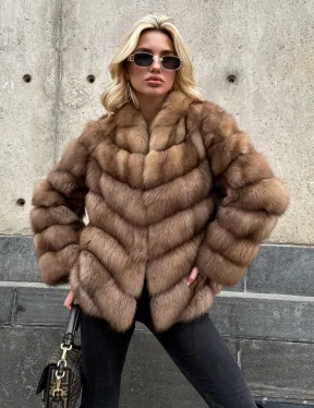 Полушубок из куницы с V-образным воротником - фото 5