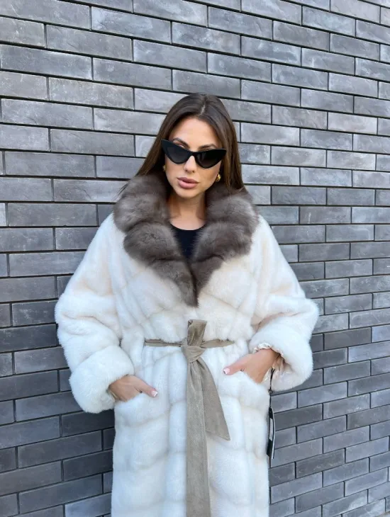 Длинная норковая шуба в белом цвете с воротником из куницы - фото 4