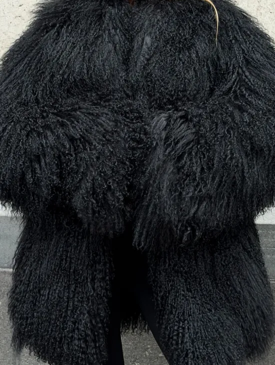 Черная шуба из ламы V-образный вырез - фото 1