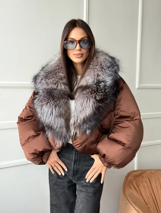 Короткий пуховик с мехом чернобурки - фото 11