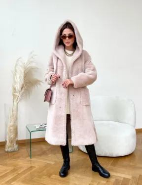 Шуба из натуральной шерсти с капюшоном под пояс - фото 6