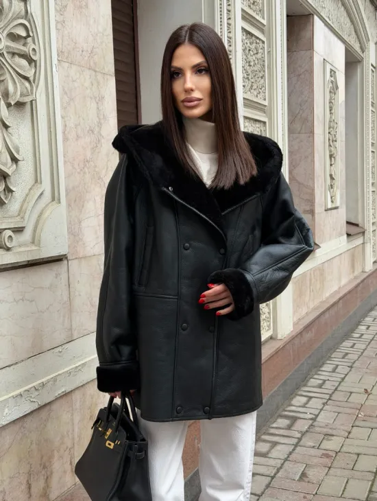 Женская дубленка с капюшоном - фото 4