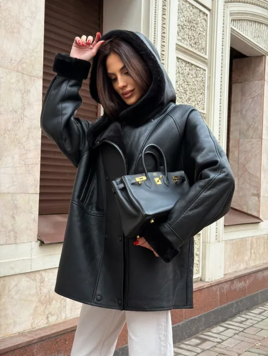 Женская дубленка с капюшоном - фото 8