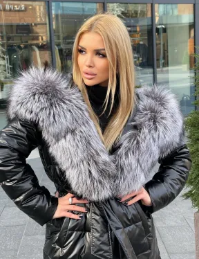 Чёрное пуховое пальто с меховым капюшоном - фото 3