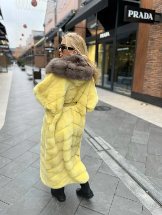 Шуба из плюшевой норки с капюшоном из меха куницы в лимонном цвете - фото 4
