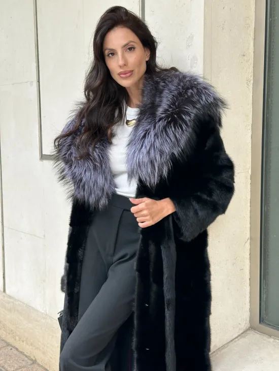 Норковая шуба черного цвета с капюшоном из чернобурки - фото 2