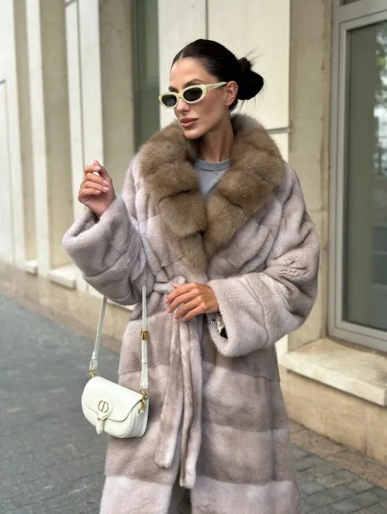 Шуба норковая с воротником из меха куницы - нюд - фото 3