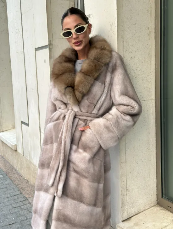 Шуба норковая с воротником из меха куницы - нюд - фото 1