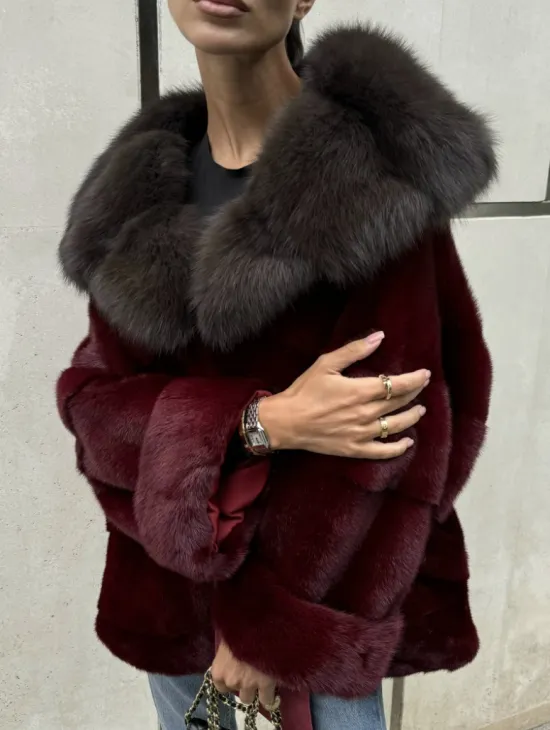 Шуба из меха норки с капюшоном из куницы бордового цвета - фото 2