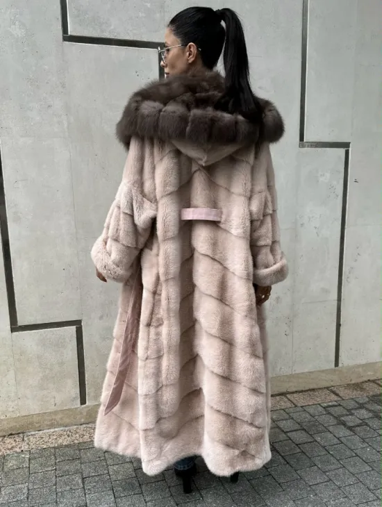Норковая шуба с капюшоном из меха куницы пудрового цвета (нежно-розовый) - фото 11